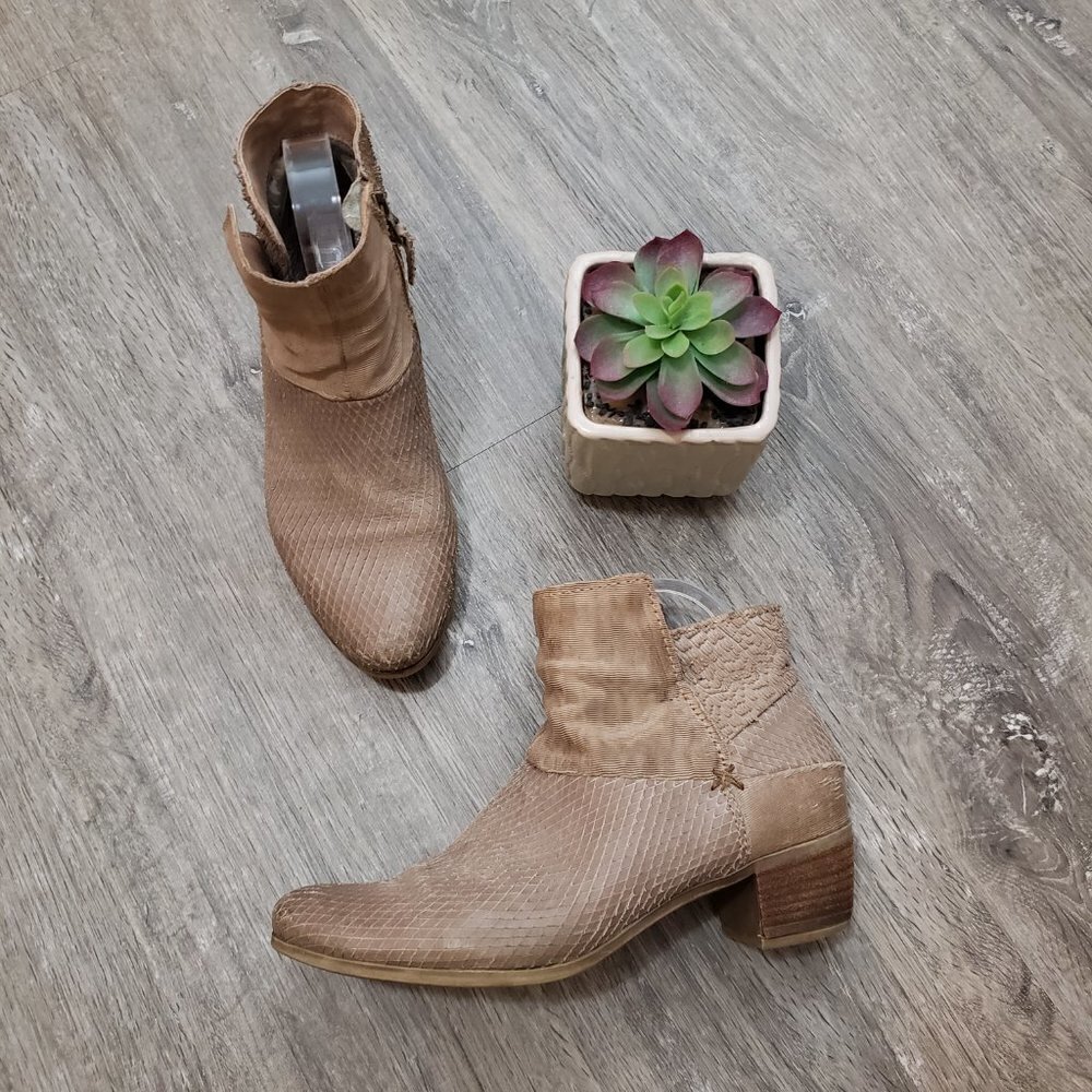 MJUS Textured Genuine Leather Ankle Booties Snake Skin Sz 39